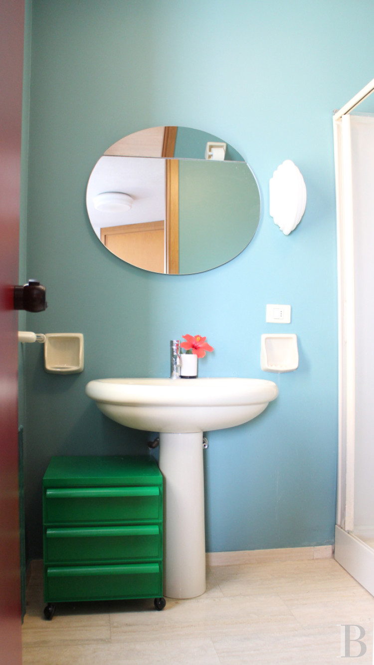 En Sicile, à l’est de Palerme, une maison d’inspiration moderniste en balcon sur la mer - photo  n°20